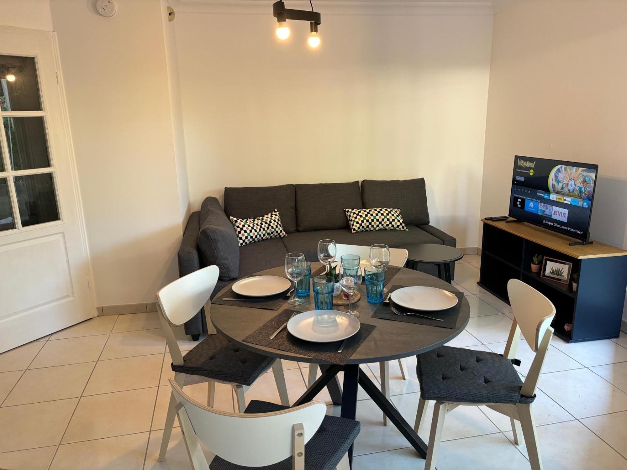 Beachside Apartment With Pool & Garden In Juan Les Pins Antibes Exterior photo