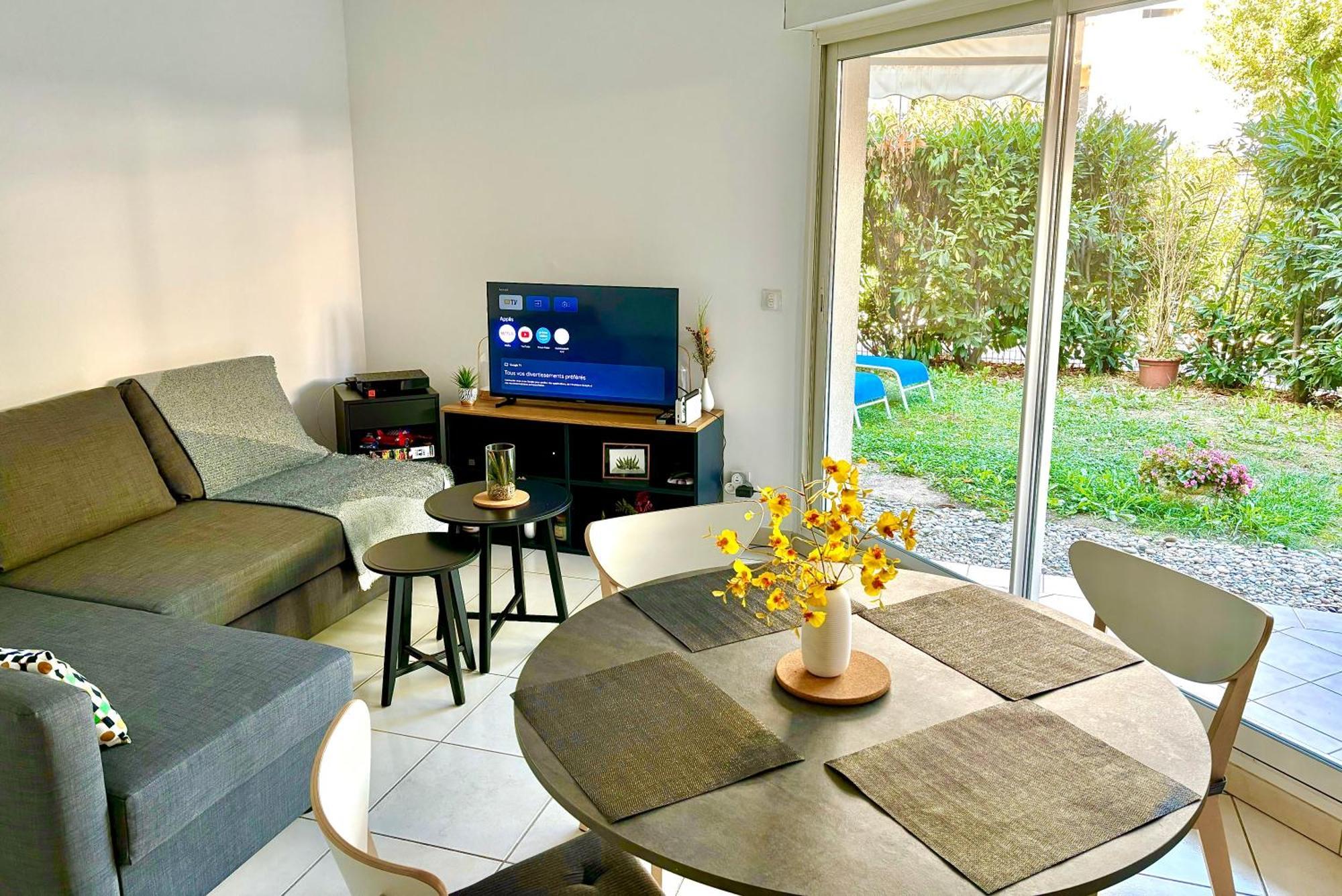 Beachside Apartment With Pool & Garden In Juan Les Pins Antibes Exterior photo